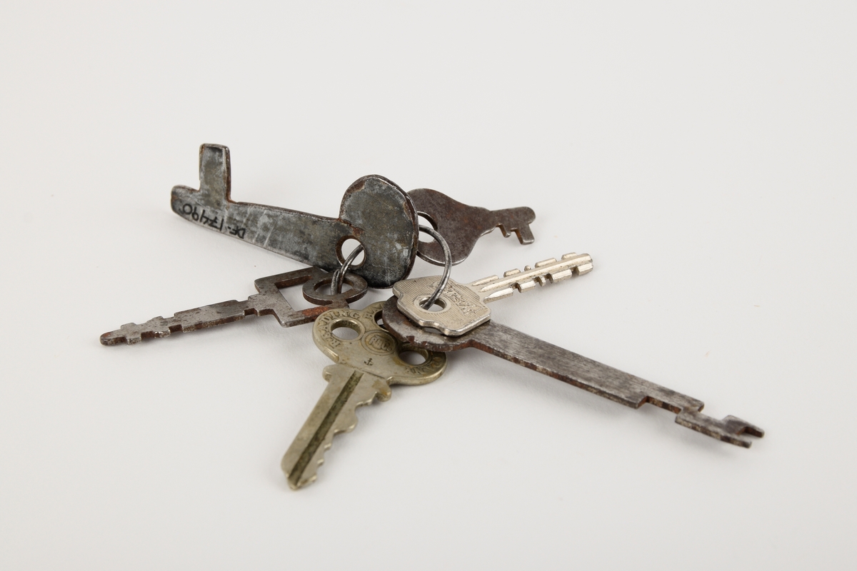 Nøkkelknippe med 6 ulike nøkler tredd på en nøkkelring.