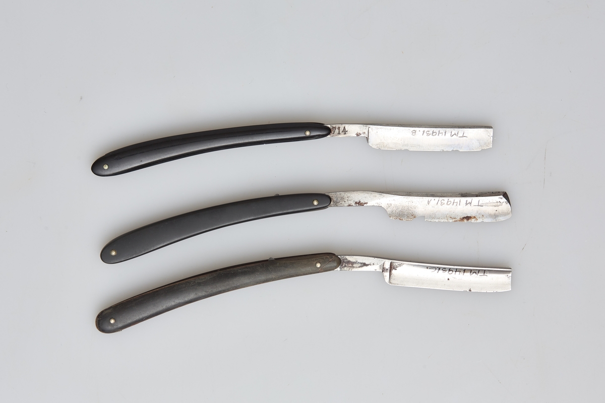 Tre barberkniver (a,b,c). Kniven er rektangulær med avrundet tupp på bladet. Kniven folder seg inn i skaftet.