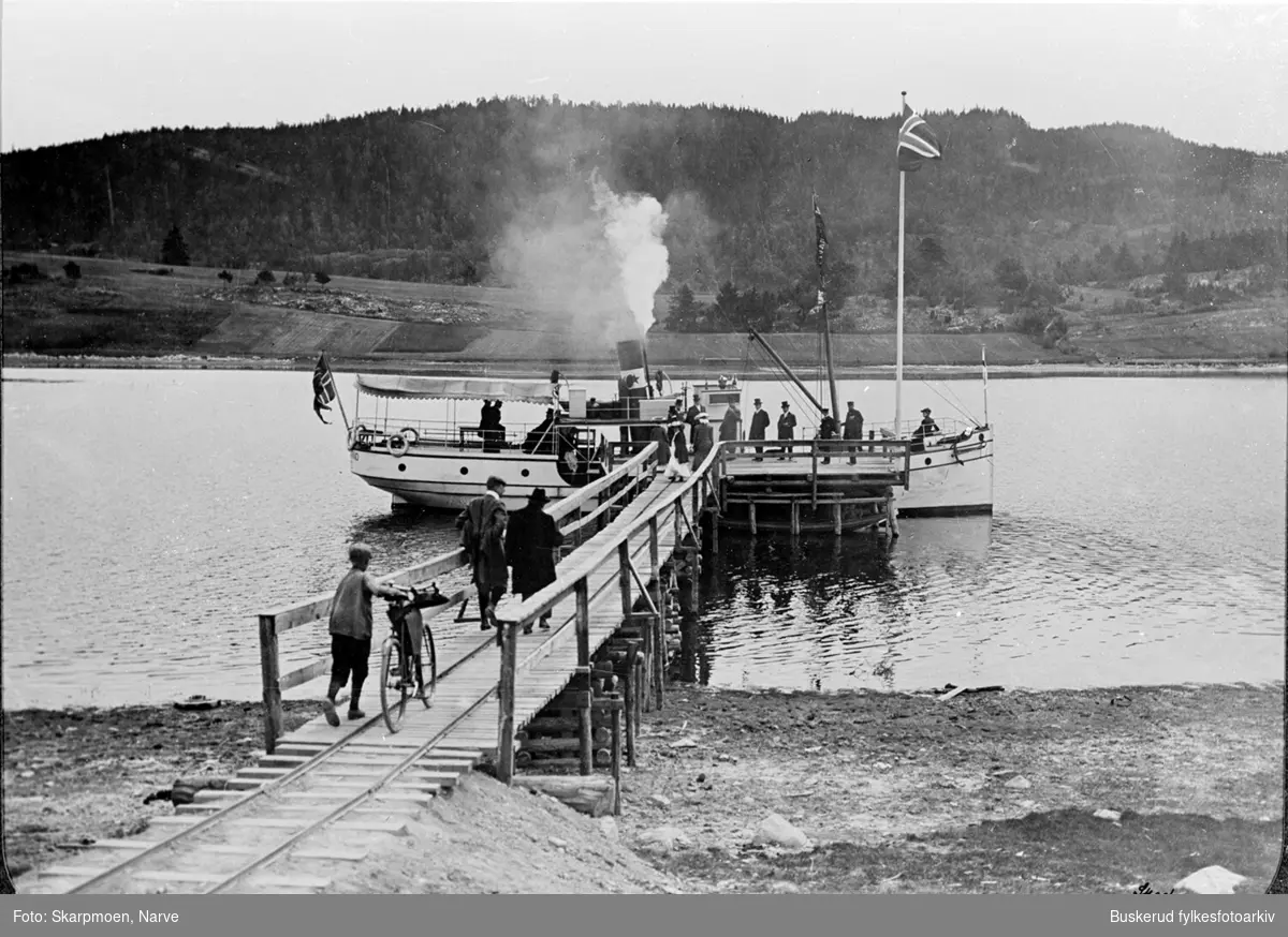 Dampskipskaia ved Flesaker ved Fiskumvannet.
DS «Stadshauptmand Schwartz»var r en dampbåt, bygget i perioden 1901–1903 i Drammen.