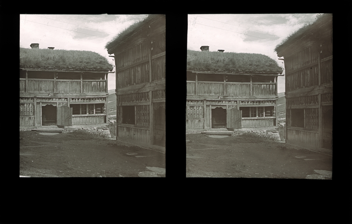 Stuer med svalgang, Kruke gård. Tilhører Arkitekt Hans Grendahls samling av stereobilder.