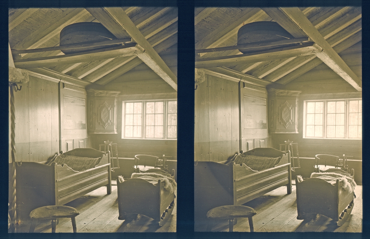 Interiør, Glomdalsmuseet. I rommet står en barneseng og en krybbe. Arkitekt Hans Grendahls samling av stereobilder.