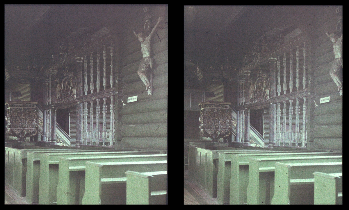 Interiør, sett fra tverrskipet. Prekestol, korbue og krusifiks. Tilhører Arkitekt Hans Grendahls samling av stereobilder.
