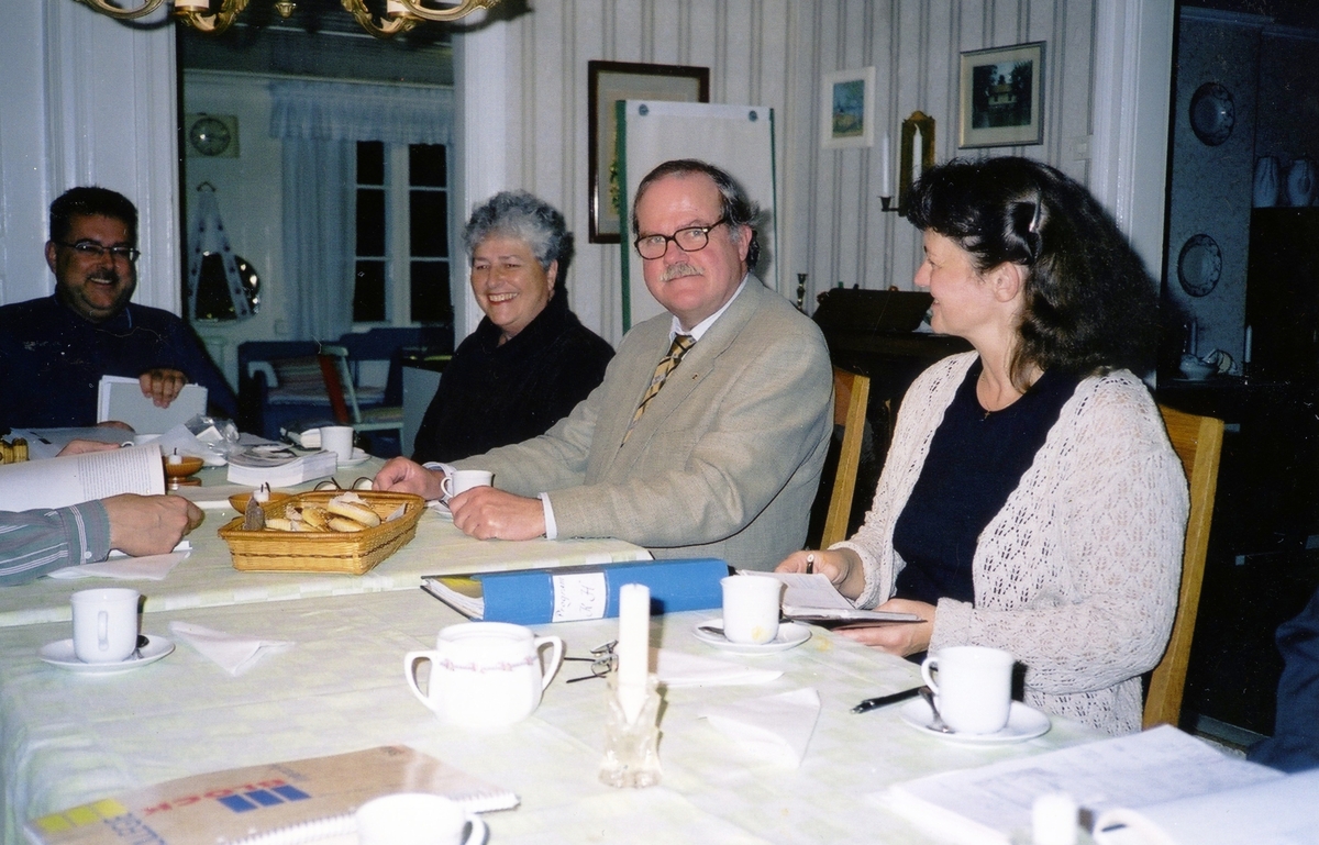 Styrelsemöte för Kållered Hembygdsgille i Vommedal Västergård, 1990-talet. Från vänster: 1. ordförande Staffan Bjerrhede, 2. Gun Flygare, 3. Tomas Söderberg och 4. Ingela Nilsson Torvaldsson.