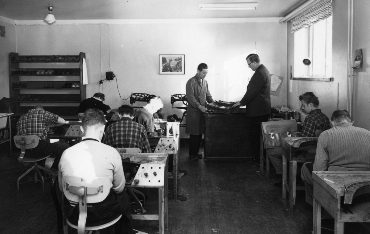 Vykort från förskolan i Stretereds skolhem (nuvarande Videgården), 1950-tal. Lärare Folke Ahl (1910 - 2008) och rektor Arne Larsson (född 1913) med manliga elever i skomakeriet.