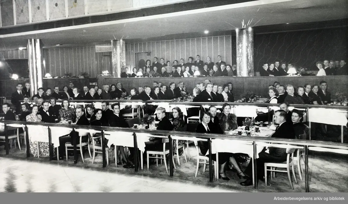 Arbeidere ved Akers mekaniske verksted på restaurant Regnbuen i Klingenberggata 4, 1940-tallet.
