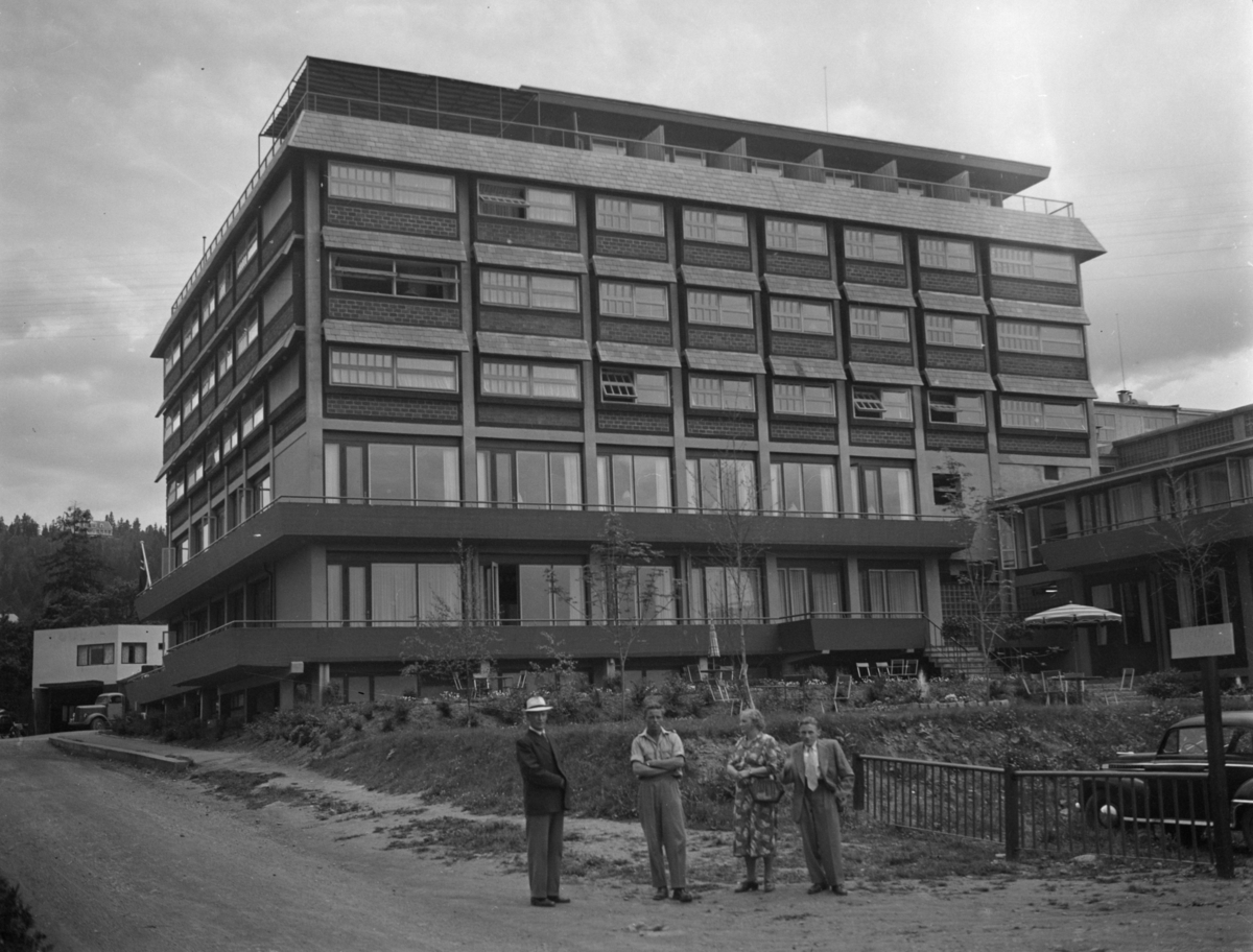 Gjøvik, Strand Hotel med Anton, Magne, Ragnhild og Hallvard Skotte i forgrunnen.