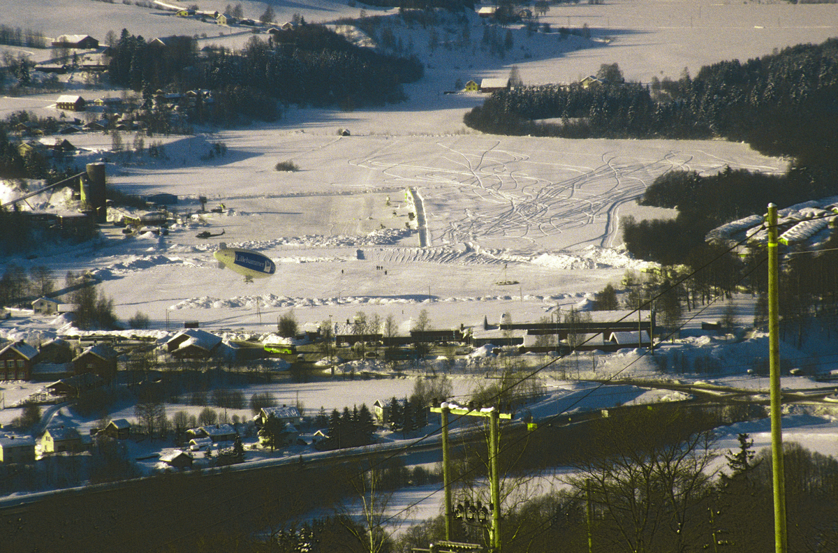 Lillehammer.  Midlertidig helikopterlandingsplass på Jorekstadmoen.  Del av medialandsbyen på Langøya ses i høyre billedkant.  CBS's luftskip ses til venstre for midten av bildet.  Utsikt mot vest fra nedenfor Balberg gård.