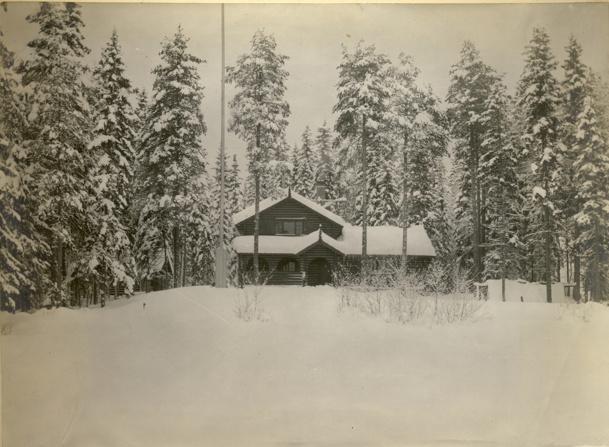 Framhytten fotografert i 1909, 20-års jubileet for stiftelsen av skiklubben Fram.