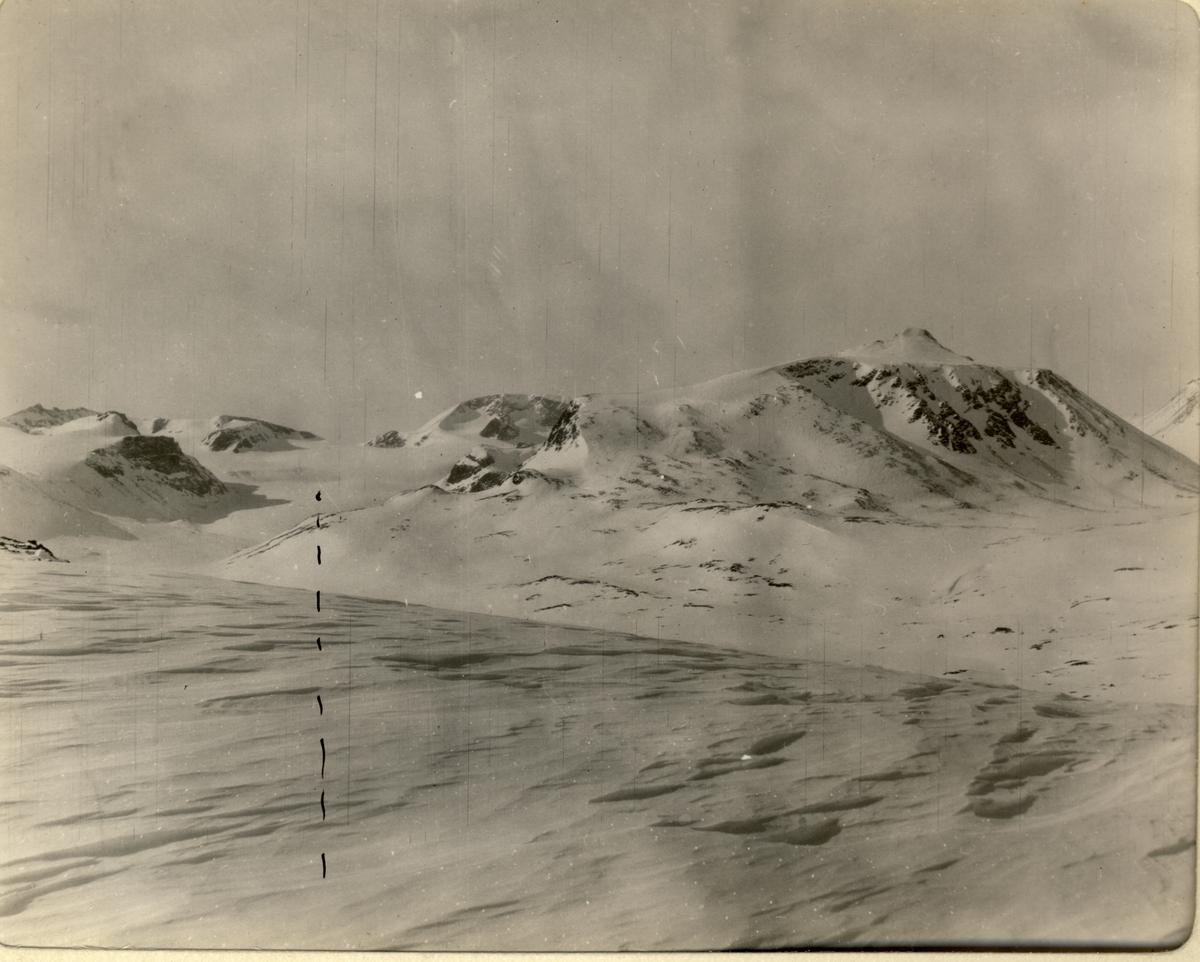 Veobrean i Lom, Jotunheimen, fotografert påsken 1910.