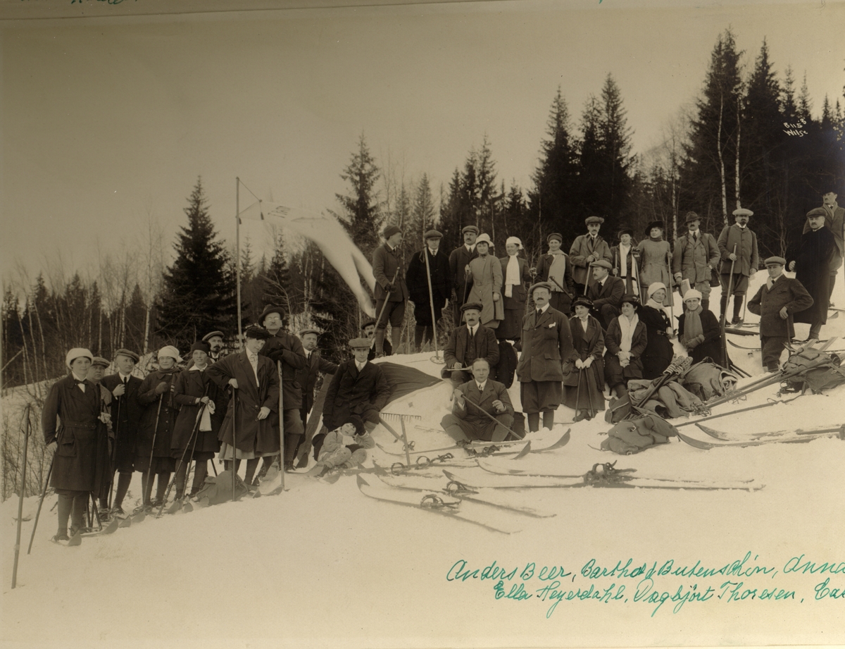 Medlemmer av skiklubben Fram, med følge fotografert under en samling i mars 1916. Blant de fotograferte er Westye Parr Egeberg, nummer to fra høyre. 