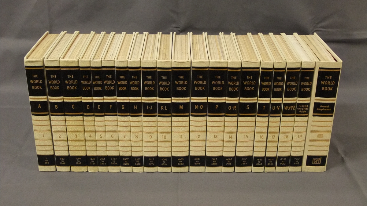 18-binds, amerikansk leksikon med tittelen :  THE WORLD BOOK ENCYCLOPEDIA  ( "ryggtittel" :  THE WORLD BOOK  )

Oppslagsverket omfatter også følgende :
 * Reading and Study Guide  ( bind nr. "19" )
 * Annual Supplement - en samling med 4 "små" bøker i en felles perm.

Bind nr. 1-18  samt "Reading and Study Guide" ( bind nr. "19" ) ble produsert i 1957.
I permen "Annual Supplement" ble bøkene produsert i hhv. 1958, '59, '60 og '61, men innholdet omhandler forrige år - altså hhv. 1957, '58, '59 og '60.

Produsenten av bind nr. 1-18  samt "Reading and Study Guide", var :  Field Enterprises, Inc.

Produsenten av bøkene i permen "Annual Supplement", var :  Field Enterprises Educational Corporation  ( underordnet Field Enterprises, Inc. )

Produksjonssted for bind nr. 1-18  samt "Reading and Study Guide", sannsynlig :   Chicago, Illinois, USA

Produksjonssted for bøkene i permen "Annual Supplement", sannsynlig :   Chicago, Illinois, USA

Bøkene har hhv. følgende påskrifter ("påtrykk") på bokryggen - utenom "THE WORLD BOOK" :

Bok nr.  a :    A       1             1  TO  582
Bok nr.  b :    B       2         583  TO  1098
Bok nr.  c :    C       3       1099  TO  1848
Bok nr.  d :    D      4       1849  TO  2154
Bok nr.  e :    E       5       2155  TO  2452
Bok nr.  f :     F       6       2453  TO  2836
Bok nr.  g :    G      7       2837  TO  3220
Bok nr.  h :    H      8       3221  TO  3612
Bok nr.  i :     I-J     9       3613  TO  4092
Bok nr.  j :     K-L        10          4093  TO  4654
Bok nr.  k :    M          11          4655  TO  5382
Bok nr.  l :     N-O      12          5383  TO  6016
Bok nr.  m :   P           13          6017  TO  6684
Bok nr.  n :    Q-R       14          6685  TO  7116
Bok nr.  o :    S           15          7117  TO  7864
Bok nr.  p :    T           16          7865  TO  8240
Bok nr.  q :    U-V       17          8241  TO  8556
Bok nr.  r :     W-X-Y-Z          18          8557  TO  9012
Bok nr.  s :     Reading and Study Guide          19          9013  TO  9412
Bok nr.  t :     Annual Supplement     [ 20 ]       F  [ fjærpenn-motiv ]  E