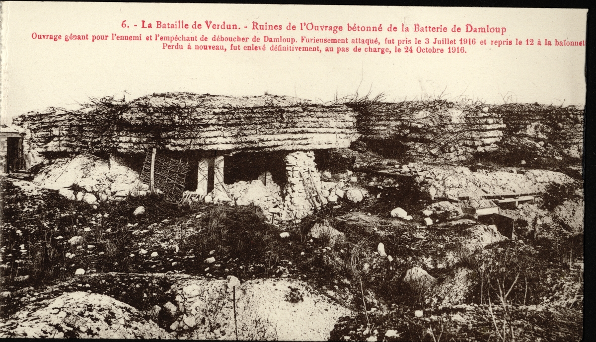 Restene av inngangspartiet til La Batterie de Damloup utenfor Verdun i Frankrike. Anlegget ble sprengt i oktober 1916, under første verdenskrig. Antagelig et postkort kjøpt i 1922 under en rundreise i Frankrike.