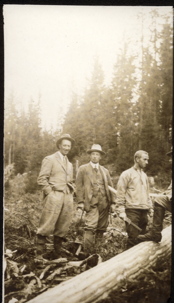 Einar Westye Egeberg, Westye P. Egeberg og en skogsarbeider på befaring i Bjørnstad Sæterskog, antagelig i Hedmark. Fotografert 1922.