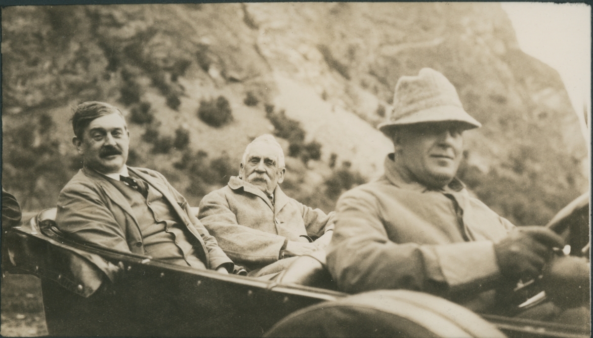 Jørgen B. Stang, Sophus Aars Alf Tjersland på biltur i åpen bil ved Lærdal i Sogn og Fjordane. Fotografert 1924.