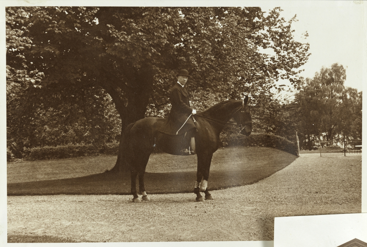 Westye Egeberg på hesten "Danserinnen", antagelig i parken på Bogstad gård.