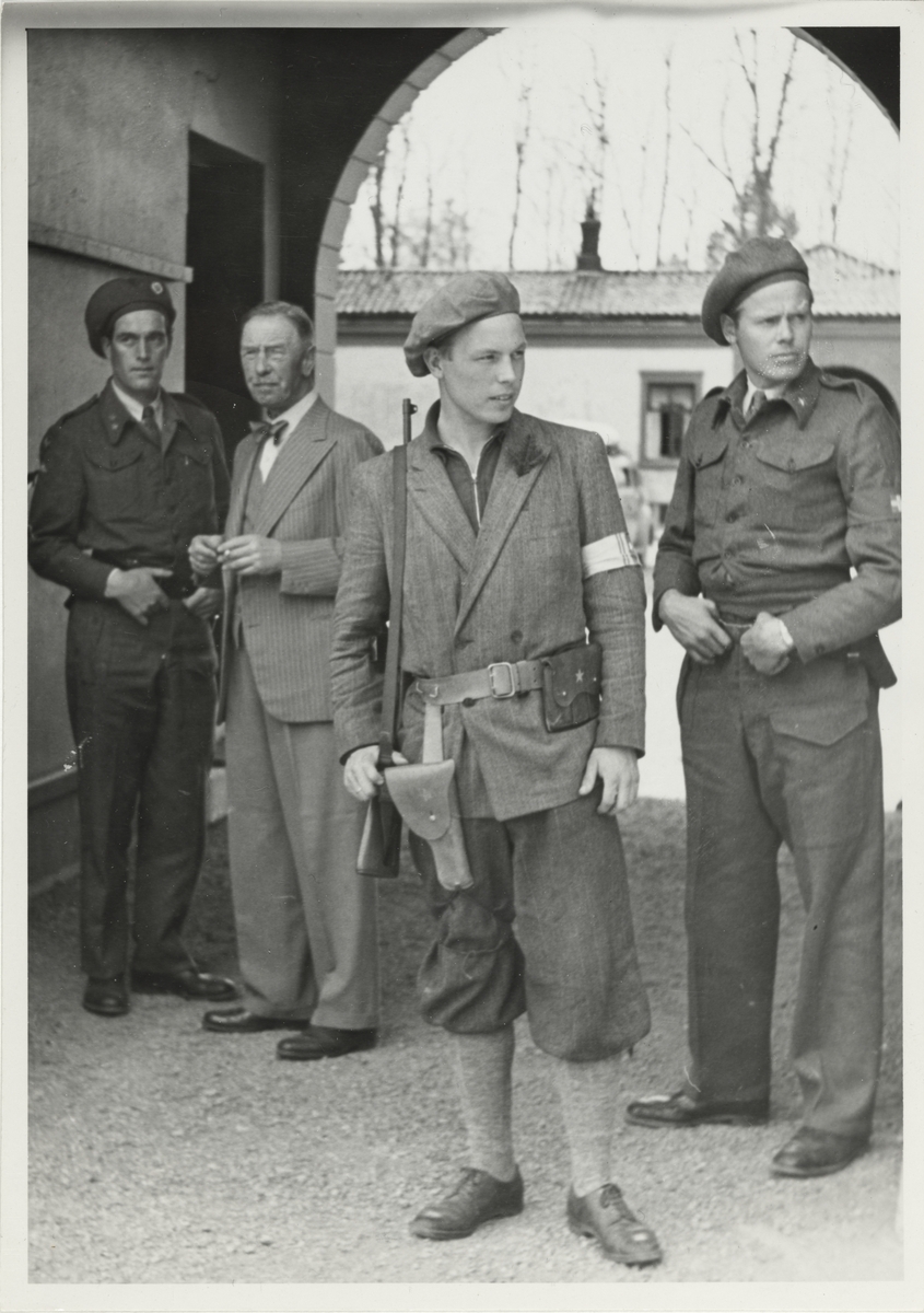 Westye Egeberg og tre vakter fra Hjemmevernet venter i portrommet til Bogstad gård på besøk av H.K.H. Kronprins Olav 7. juni 1945.