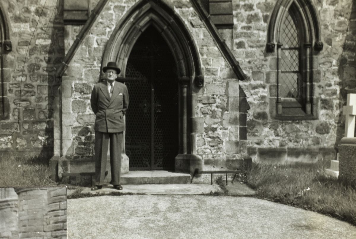 Nils O. Young Fearnley utenfor Fearnley Church, (All Saints Farnley, Otley, North Yorkshire?) i Storbritannia. Fotografert i mai 1951.
