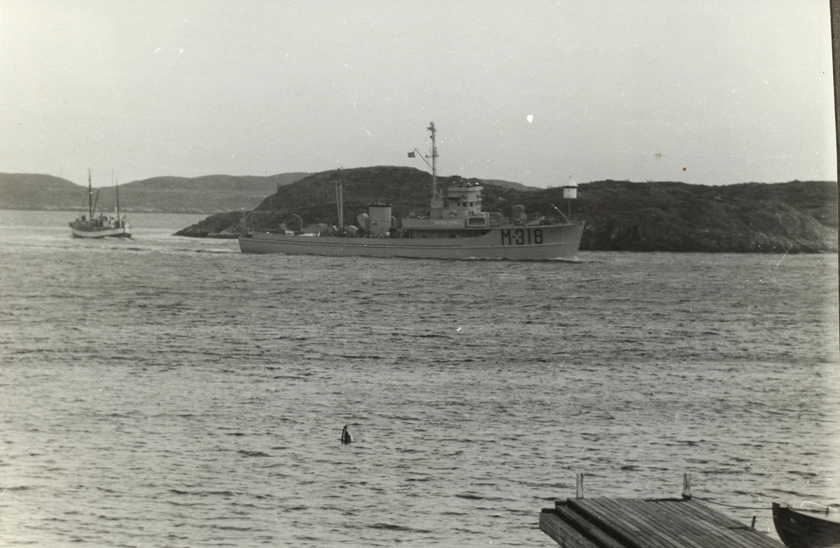 Utsikt fra verandaen på Dannevigen i Homborsund, Grimstad. Et marinefartøy passerer. Bak følger en lastebåt/fiskebåt. Fotografert 1952.