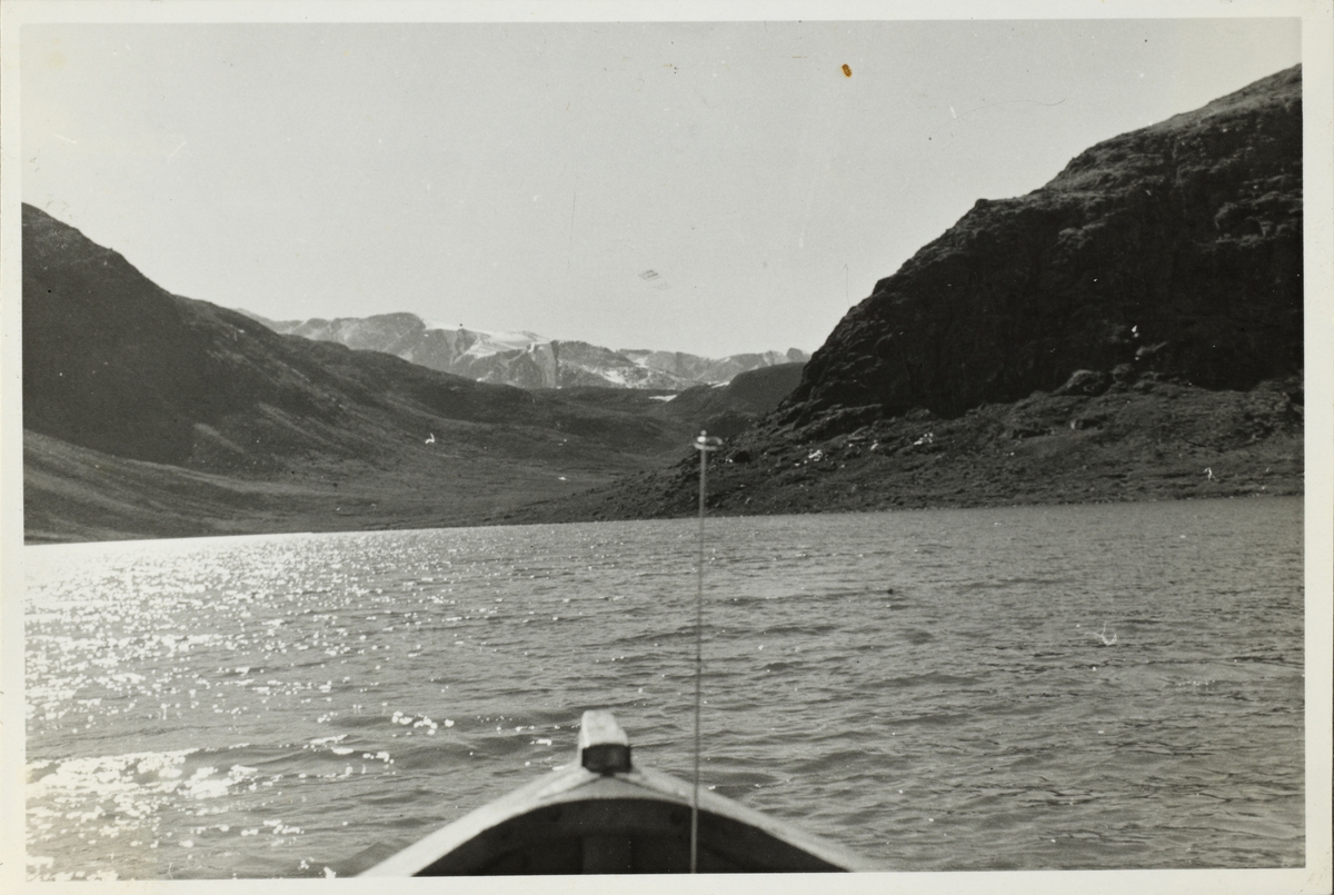 Utsikt fra båt, antagelig på Russvatnet, mot Jotunheimen. Fotografert 1952.