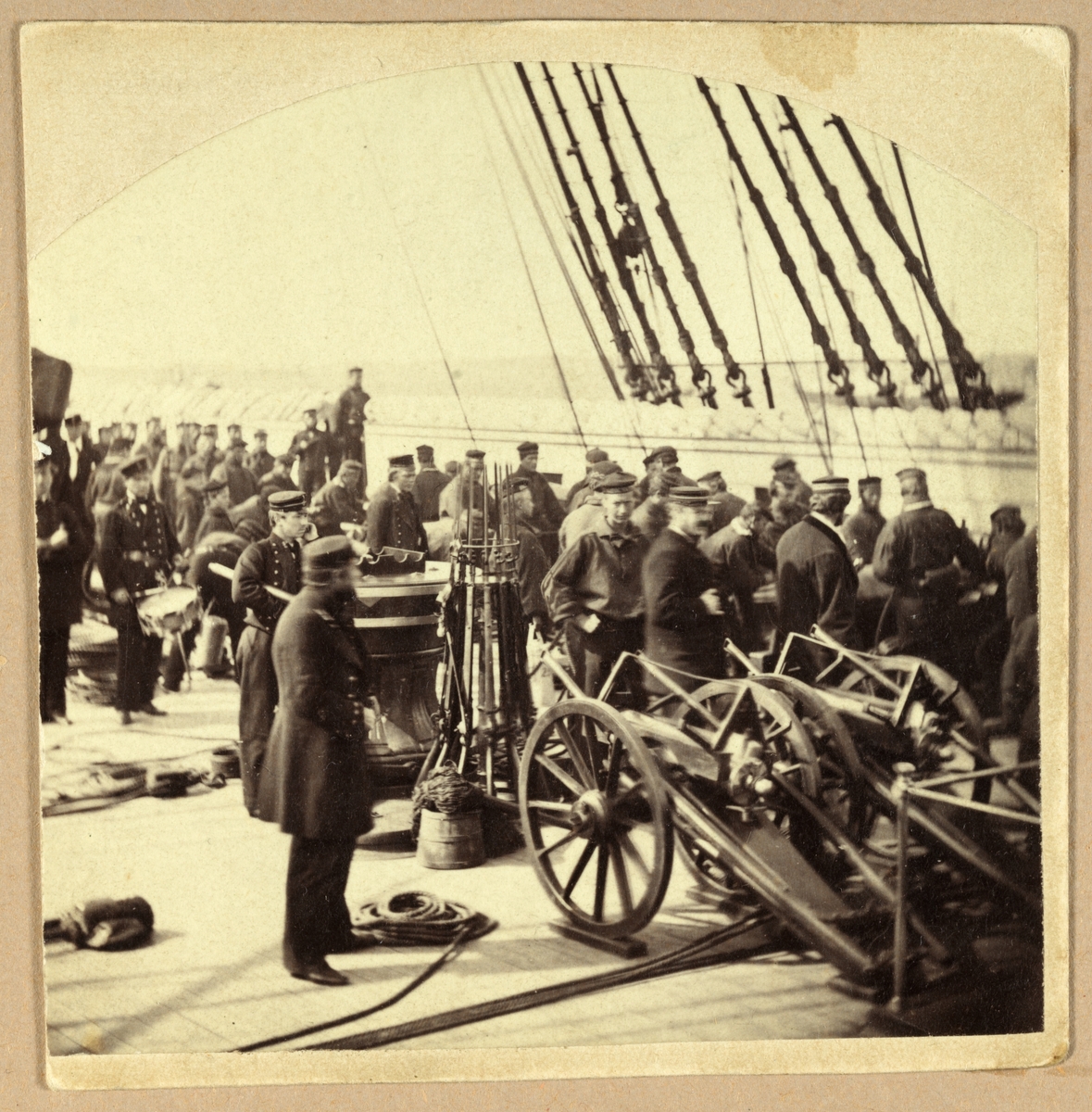 Fregatten "Kong Sverre" klar til kamp i 1864. Offfiseren med skjegg er Rick(?). Kadetten med kikkert under armen er Westye Egebergs far, Ferdinand Egeberg.