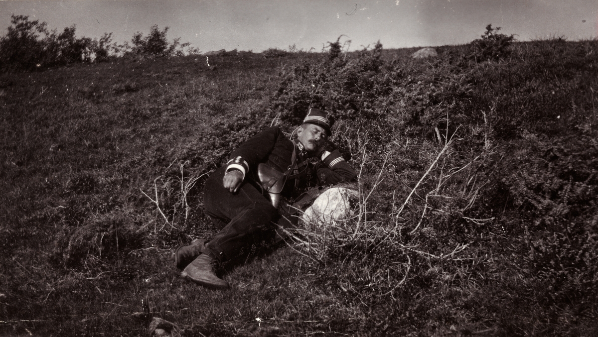 Kaptein, senere generalmajor, (Oluf Christian?) Dietrichson, hviler under feltøvelse på Værnes. Fotografert 1901.