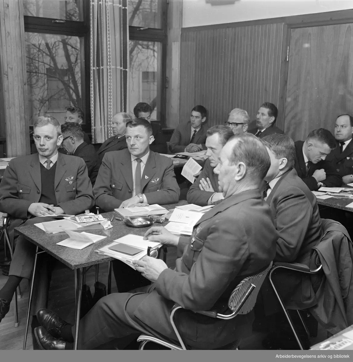 Oslo og omegns Bussarbeiderforening på kurs i Folkets Hus, november 1965. Fra venstre: Erik A. Nilsedalen, Gunnar Bjerke, Hans Hansen, Freddy Hoel (halvt skjult) og Lars Molteberg.