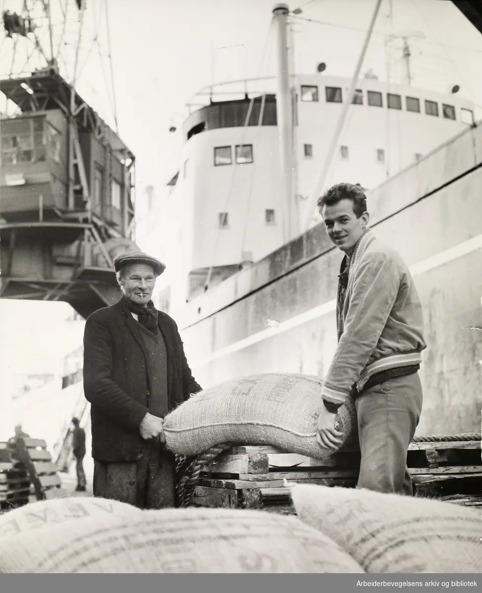 Bryggearbeidere ved Oslo havn, desember 1966.