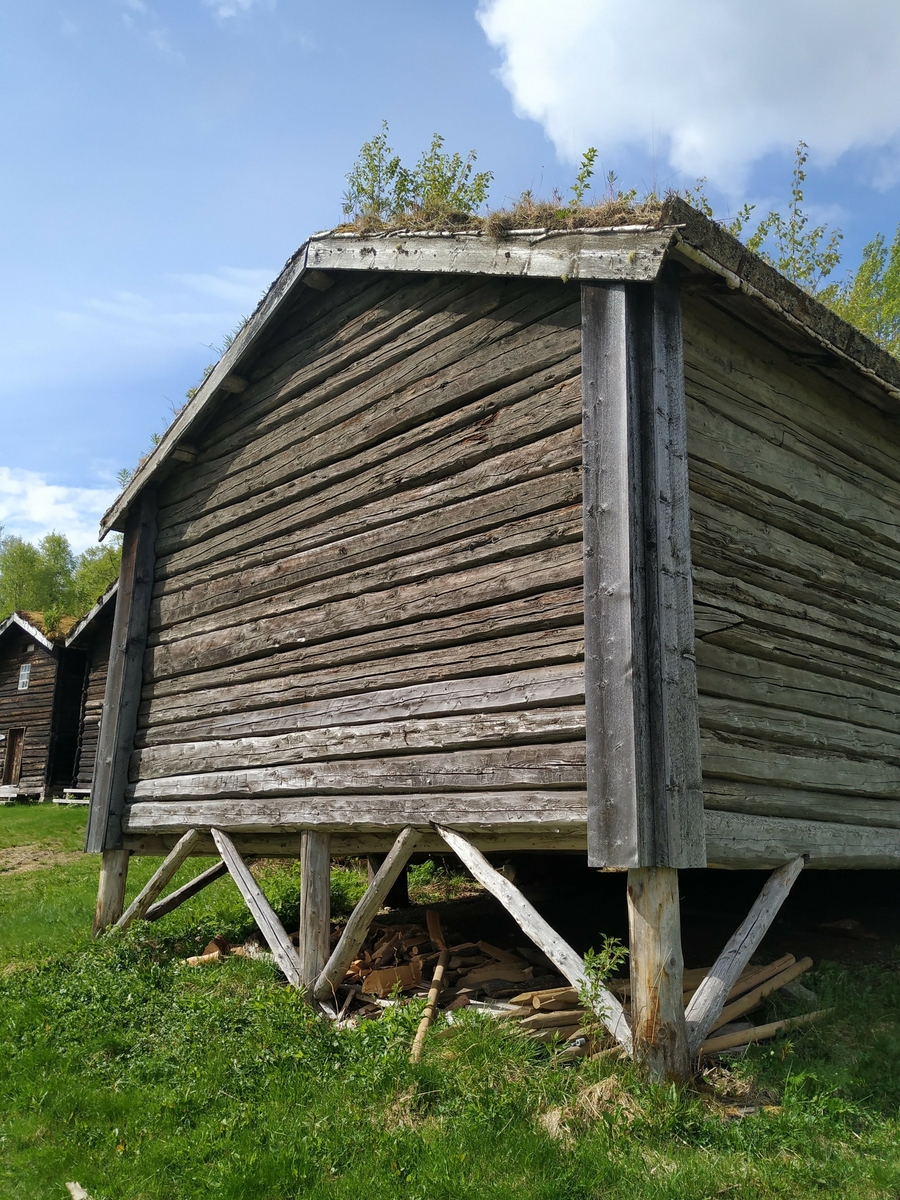 Kornlåve fra Bustnes for lagring av korn og korn på aks. Bygget i laftet rundtømmer, står på stabber av tømmer.