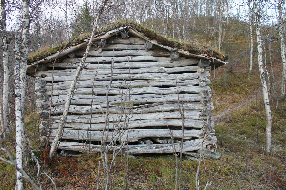 Høyløe i utmarka til Ytter-Bredek. Oppført i bjørk. 