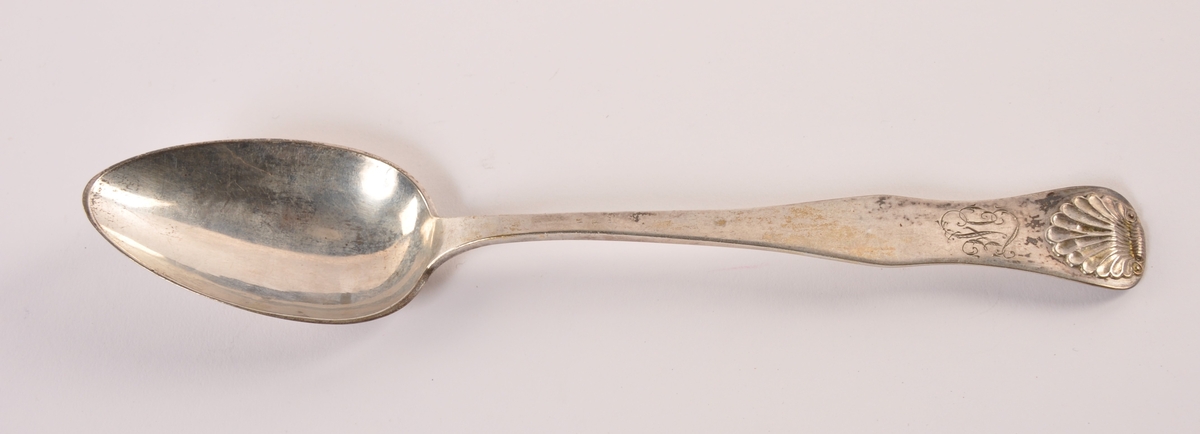 Suppeskje i sølv med skjellornament i enden av skaftet, fire stempler: O. Førlie, 13 1/2, Fhd og 1862
