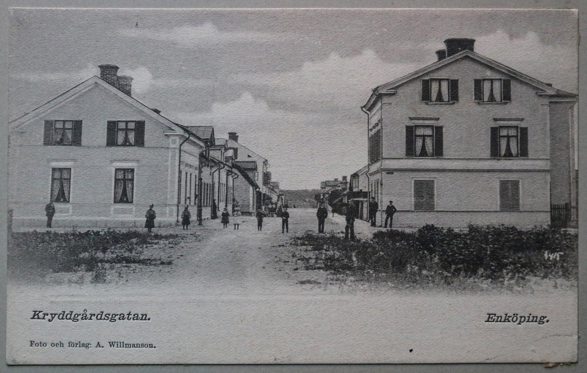 Kryddgårdsgatan, med Sandgatan korsande närmast, Enköping. Foto från 1905 eller tidigare.
