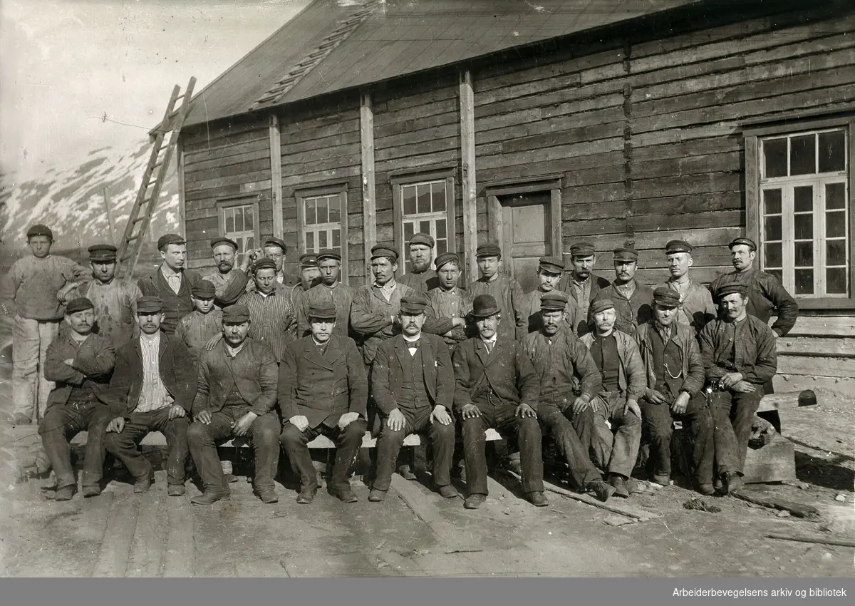 Arbeidere ved Knoph og Fosses Mekaniske Verksted i Tromsø, 1896.