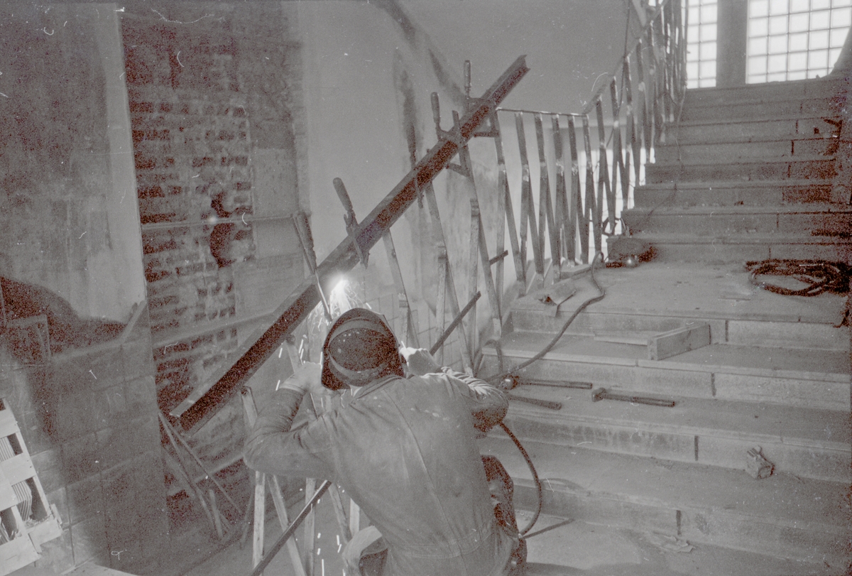 Sveising av ny trappeoppgang under renoveringen av Hauge skole, ca. 1955.