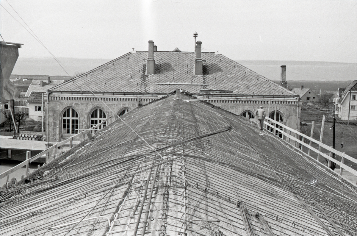 Byggearbeid på taket av Hauge skole. Sett mot vest, ca. 1955.