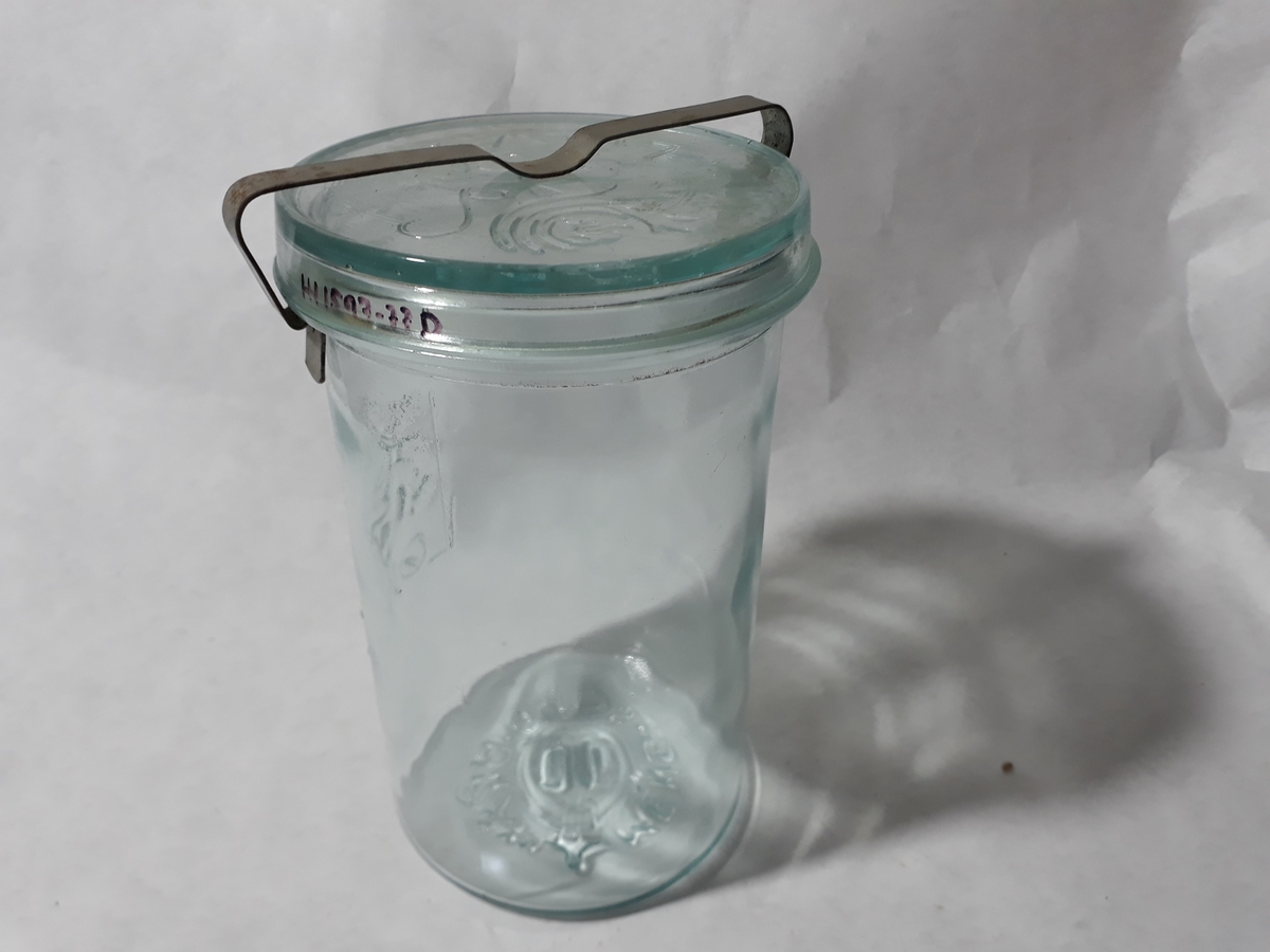 a-e: Glass med glasslokk, metallklemme for å lukke glasset, sylindrisk. Brukt til hermetisering.