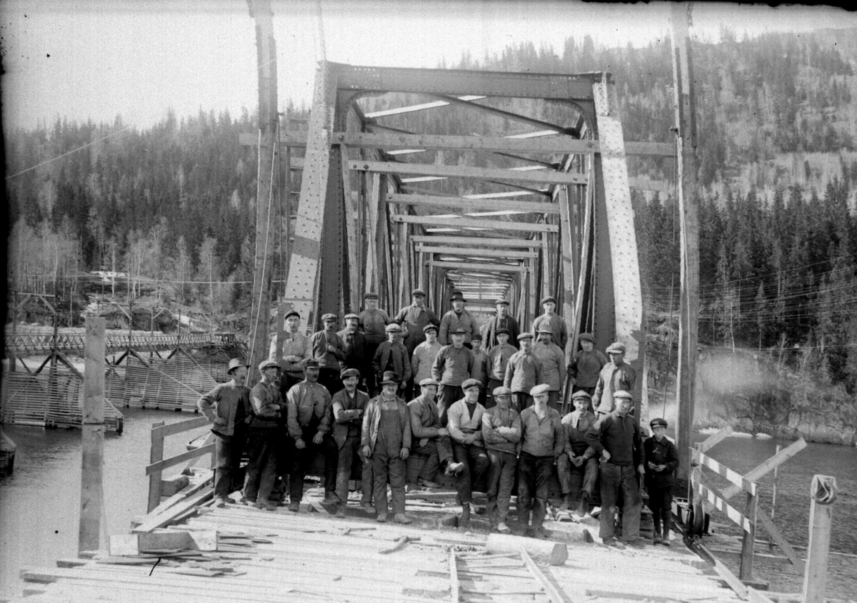 Bygging av Brunlaug bru, Fåberg, som sto ferdig i 1921. Den gamle ...