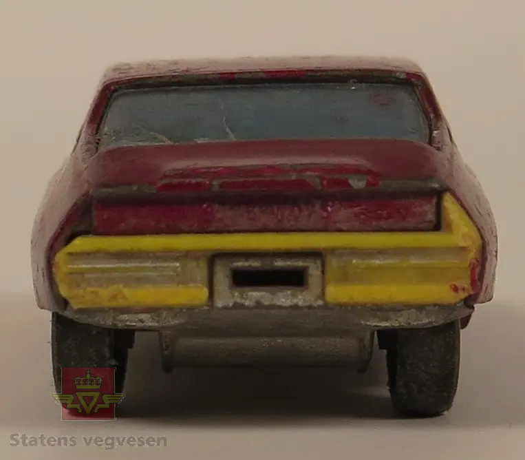 Hovedsakelig rød Citroen SM med gul fremfanger. Modellen er hovedsakelig laget av metall. 
Skala 1: 43.