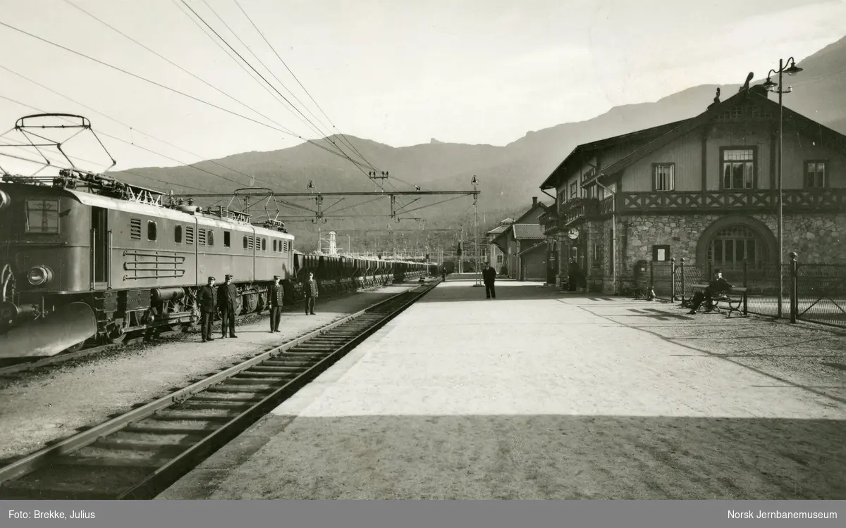 Narvik stasjon med malmtog trukket av elektrisk lokomotiv El 4 i spor 2