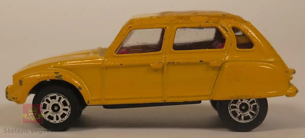 Hovedsakelig gul Citroen modell med røde vindu. Den er hovedsakelig laget av metall. Skala 1:60.