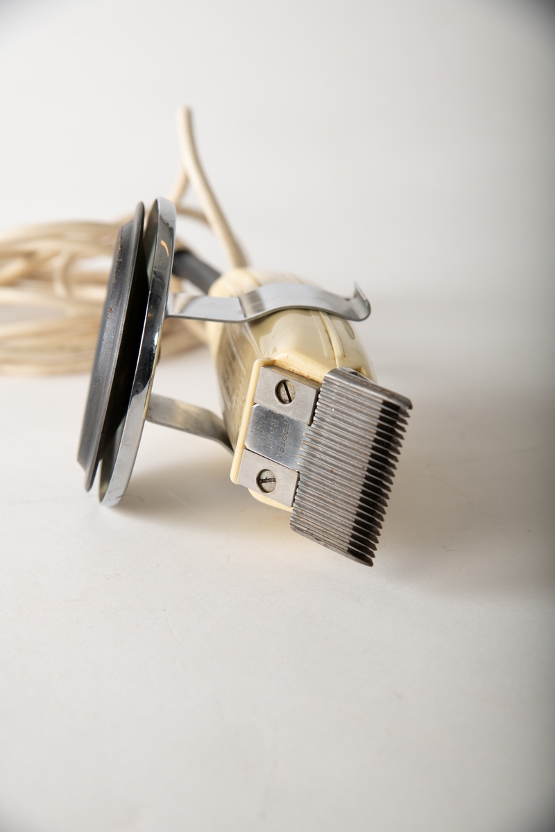 Elektrisk barbermaskin for å klippe hår eller skjegg. Påskrudd anlegg for 3 mm lengde.
En holder med sugekopp for montering på f eks speil medfølger.