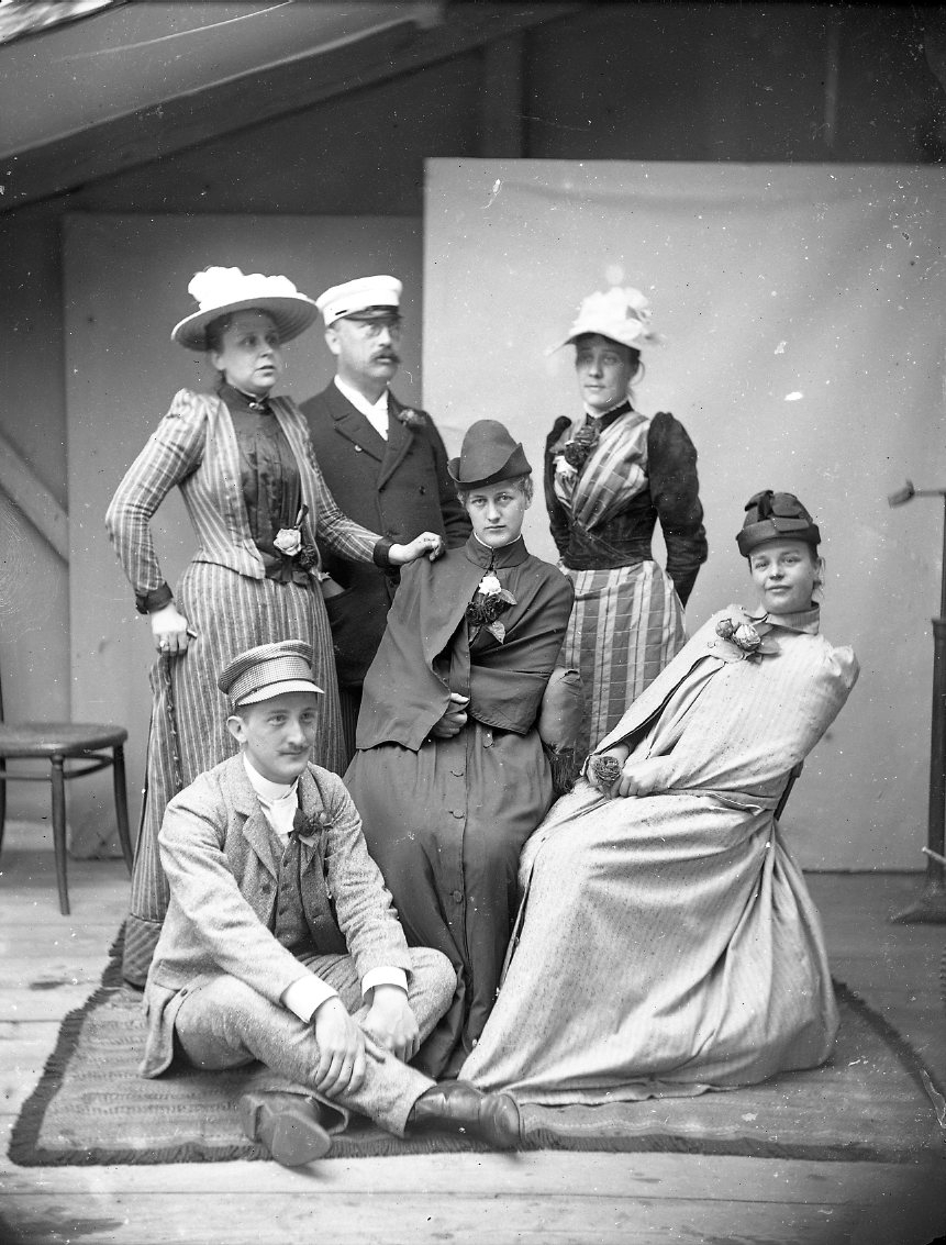 Gruppbild med fyra kvinnor och två män