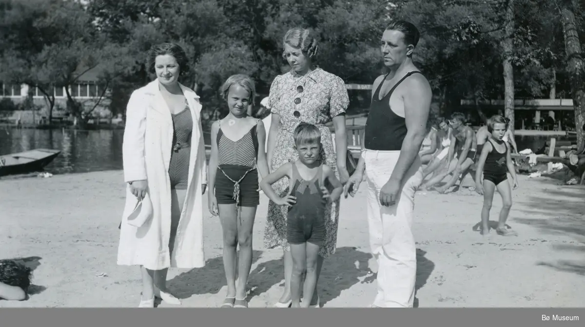 Bilete frå Philadelpia i 1936.  F. v. Mari Myhre, Norma Kleppe, Olga Kleppe med Stanley og Sveinung Sv. Kleppe