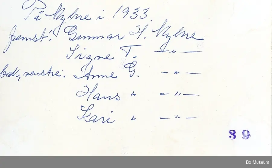 På Myhre i 1933:  Gunnar H. Myhre og Signe T. Myhre med bak f.v. Anne, Hans og Kari Myhre