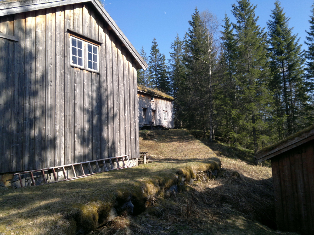 Våningshus fra Langfjordhaugen. Eldste del fra 1700-tallet og gjennomgått flere endringer og tilbygg gjennom tiden. Revet og gjenoppsatt på bygdetunet i 1975-78.