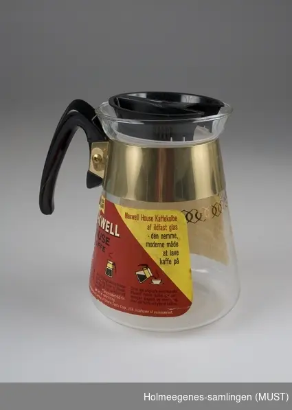 Ildfast kaffekanne fylt med pulverkaffe. To etiketter og to plastlokk medfølger.