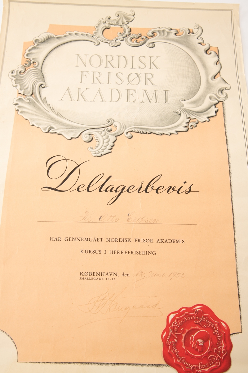 Deltagerbevis fra Nordisk Frisør Akademi,  datert 12. juni 1952, København.