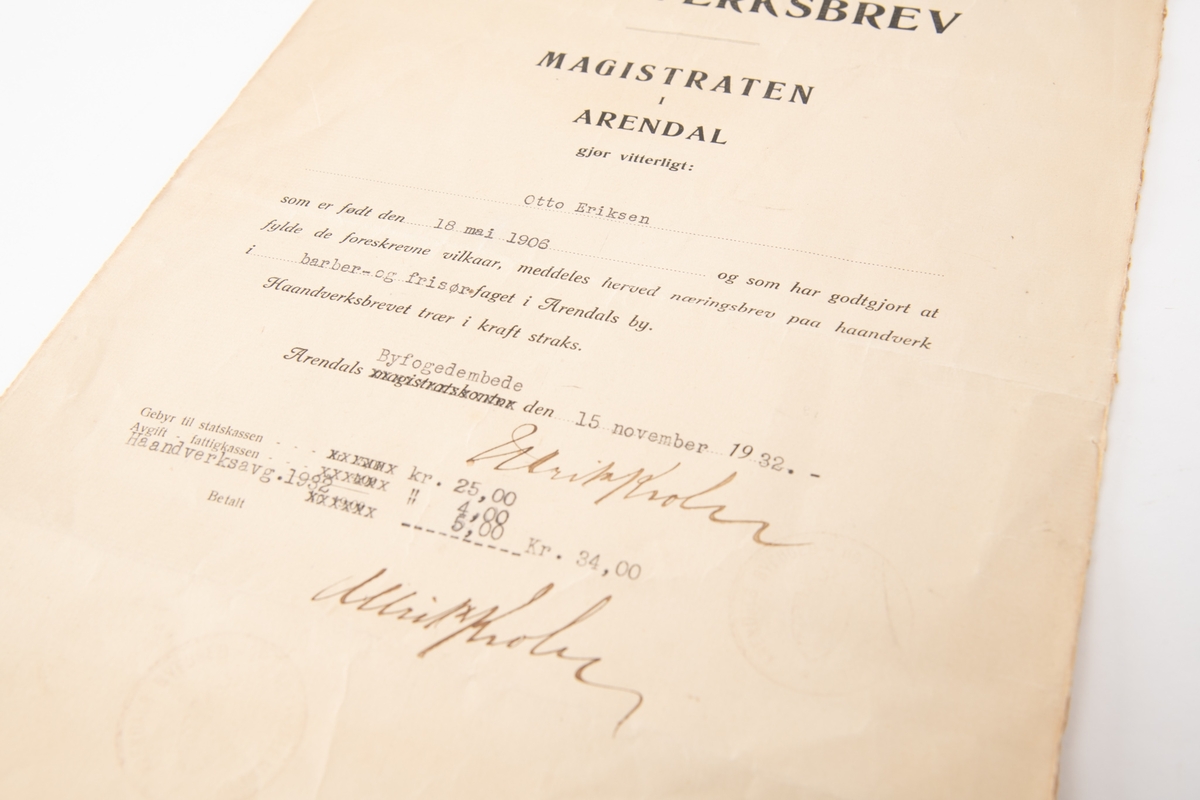 Håndverksbrev,  uinnrammet. Dobbeltark, datert   Arendals Byfogdembede 15. november 1932, signert Ulrik K. Krohn.  Tapemerker i hjørnene.