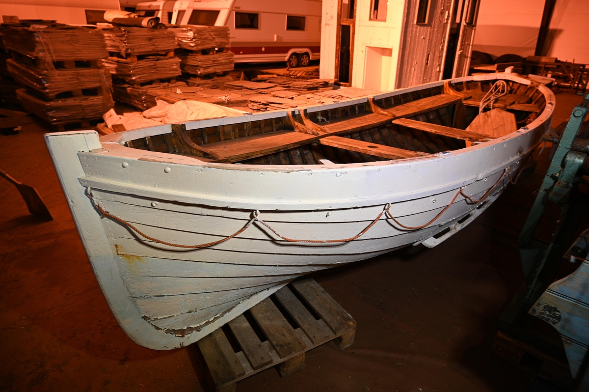 Båten er en libåt som er klinkbygd med 8 bordganger. Båten har 3 årepar, feste til påhengsmotor og feste til mast for seilføring.