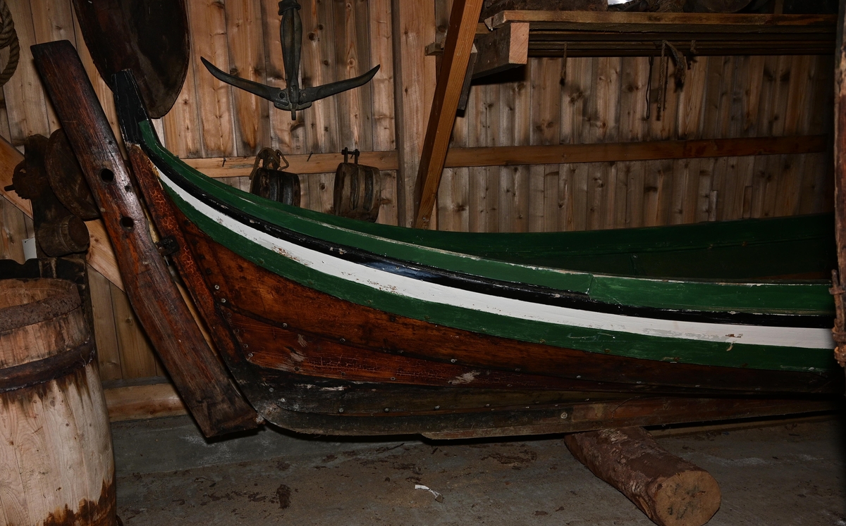Båten er en torroms kjeks som er klinkbygd med 5 bordganger. Den har 2 årepar.
