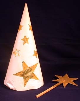 Stjärngossestrut (35028:1) och stjärngossestjärna (35028:2). Strut av virat papper som sytts ihop av tråd. Gummiband att ha under hakan. En stor och fem små stjärnor av guldpapper påklistrade på struten. Mått se måttfältet ovan. Stjärna av rektangulärt träskaft med stjärna av papp. Stjärna och ovandel av skaft guldmålat. Mått: L 330 mm, B 170 mm. Strut och stjärna troligtvis tillverkade av Britta Ericson HT 1940 då hon gick i andra klass.